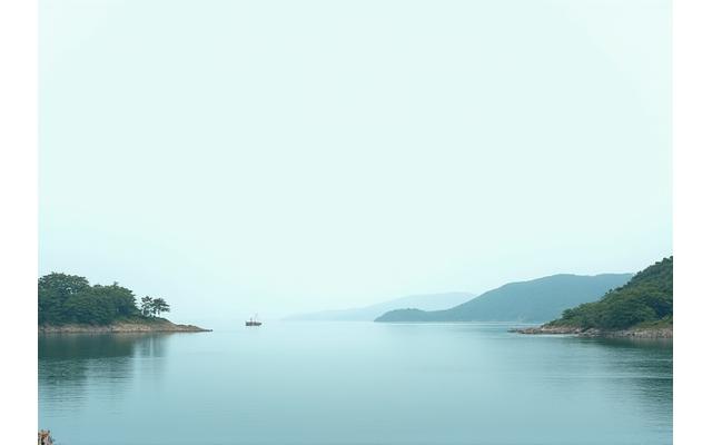 瀬戸内海の穏やかな水面に浮かぶ小さな島々と現代アート